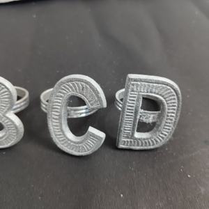 Anillos para Servilletas Personalizados con Letras del Alfabeto A B C D, Hebillas de Aluminio Texturizado Plateado para Decoración de Mesa de Boda y Eventos - Product Image 4