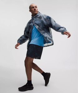Découvrez des shorts cargo pour hommes durables, conçus pour un confort et une utilité maximales, dotés de matériaux de qualité supérieure et de poches sécurisées. - Product Image 3