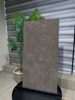 Carrelage en porcelaine Elysian Travertini Cross Cut Anthracite, aspect travertin foncé de qualité supérieure