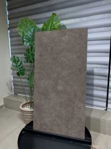 กระเบื้องพอร์ซเลนลายหินอ่อนเทียม Elysian Travertini Cross Cut Anthracite ระดับพรีเมียม สีดำเข้ม - Product Image 2