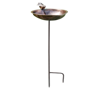 Bain d'oiseaux en forme de cœur avec piquet en cuivre antique et piquet en fer noir - Product Image 1