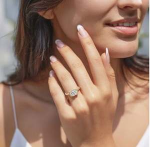 Anillo de compromiso de lujo unisex de plata de ley 925 con diseño de moissanita de corte esmeralda y engaste de garra en oro rosa para mujer - Product Image 2