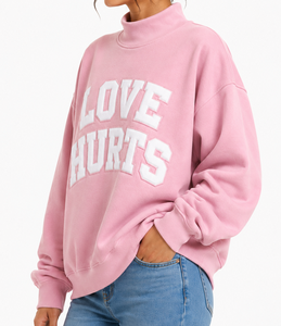 Sudadera de cuello alto estilo universitario para mujer con logotipo personalizado, transpirable, informal, de forro polar, con apliques de letras. - Product Image 4