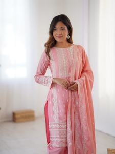 Costume prêt-à-porter de créateur en Chinon avec broderie lourde et travail de sequins, tenue traditionnelle pour fêtes, mariages et célébrations - Product Image 6