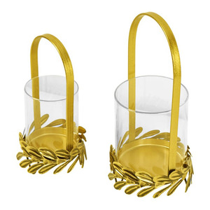 Ensemble de porte-bougies élégants en métal doré avec cylindres en acrylique et poignées cintrées pour une décoration intérieure chic et une ambiance lumineuse. - Product Image 3