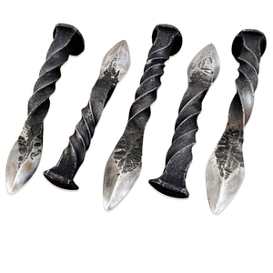 Cuchillo para ostras forjado a mano con punta de riel, de acero de alto carbono, herramienta para desconchar mariscos, cuchillo de cocina hecho a mano personalizado para venta al por mayor - Product Image 1