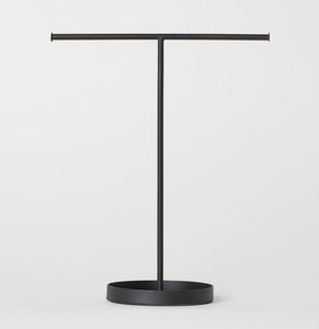 El soporte de exhibición de joyería metálico minimalista y discreto está diseñado para proporcionar una presentación limpia y elegante para collares, pulseras y relojes. - Product Image 1