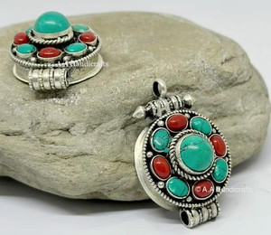 จี้ห้อยคอแบบโบราณชุบเงินธิเบตประดับเทอร์ควอยซ์ลายทางศาสนาแบบใหม่ - Product Image 2