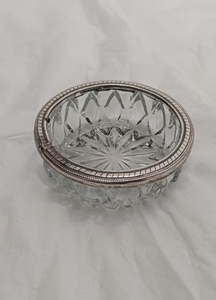 Tazón de Diseño Moderno con Base de Latón y Tapa de Vidrio, Diseño Texturizado, Forma Redonda, Acabado Dorado Antiguo - Product Image 4