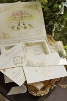 Boîte d'invitation de mariage en velours de luxe avec illustration personnalisée du lieu et monogramme en feuille d'or