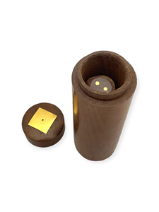 Boîte à dés décorative en bois naturel de 5 pouces avec jeu de 5 dés, accessoire de jeu de table fait main pour jeux de société et jeux de famille - Product Image 2