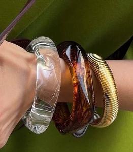 Bracelets tendance en résine imperméable pour femmes, couleurs personnalisées, logo, ajustement confortable, surface brillante, bijoux décontractés pour les événements festifs et professionnels - Product Image 3