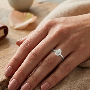 Anillo de compromiso solitario moderno ANIVA de oro blanco de 9 quilates con diamante cultivado en laboratorio de corte ovalado de 1-5 quilates, color E, claridad VS2, certificado IGI, con engaste de puntas. - Product Image 2