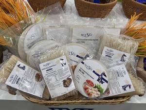 Papier de riz vietnamien blanc à grain moyen, texture dure, soyeux, 20 cm, pour rouleaux de printemps frits, rouleaux d'été frais, nouilles, vermicelles, 400g - Product Image 1