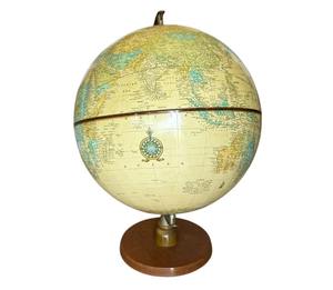 Globo terráqueo contemporáneo de metal con zonas de tierra de madera con acabado satinado y un elegante pedestal cromado para estudios modernos - Product Image 4
