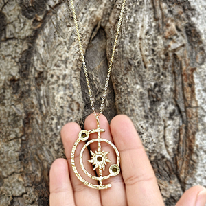 Fournisseur de bijoux en gros, collier pendentif système solaire en quartz péridot taille ronde, plaqué or, avec chaîne texturée de créateur - Product Image 5