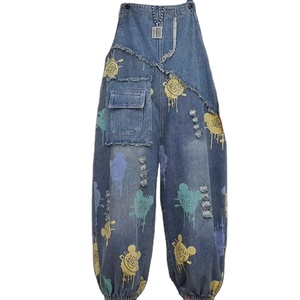 Meilleure salopette courte en jean pour femme, délavée clair, respirante, écologique, style vintage, boutonnée, tendance, pour l'été - Product Image 1