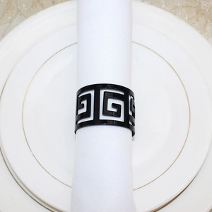 Anneaux de serviette décoratifs en forme d'arachnides pour des expériences culinaires effrayantes - Product Image 1