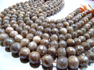 Perles rondes facettées en pierre de lune pêche naturelle, plaquées argent mystique, 9-10 mm, brin de 10 pouces de long - Product Image 1