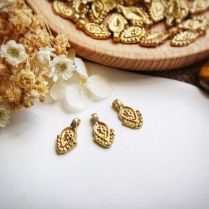 Dijes y Colgantes de Latón Hechos a Mano con Aspecto Antiguo, Ideales para Diseñadores de Joyería y Reventa - Product Image 1