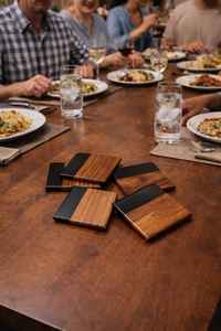 Posavasos de Madera de Nogal con Resina Epoxi, Acabado Sellador de Resina Negra y Madera Natural para Resistencia al Agua y Fácil Limpieza - Product Image 4