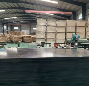 ไม้อัดเคลือบฟิล์มขัดเงาคุณภาพดี เกรดพรีเมียม สีดำ/น้ำตาล ขนาด 12-21 มม. กันน้ำ ระบบแบบหล่อคอนกรีต E1 ใช้ซ้ำได้ - Product Image 1