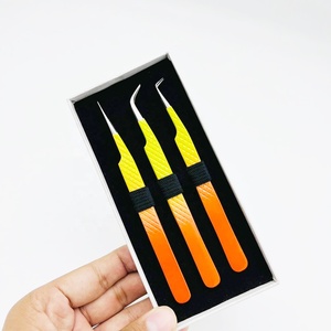 Pinzas curvas con logotipo personalizado Punta de acero inoxidable pulido Pinzas para pestañas de agarre fuerte en dos tonos Amarillo Naranja Sostenible - Product Image 3