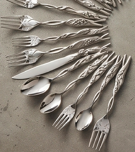 Ensemble de couverts élégants en métal avec motif feuille torsadée, finition miroir haute brillance, passe au lave-vaisselle, vaisselle de mariage - Product Image 3