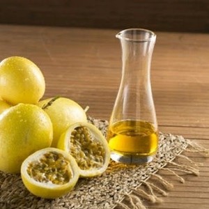 Huile de graines de fruit de la passion violette désodorisée brute, pressée à froid pour le soin des cheveux, les soins de la peau et le commerce en vrac | Mme Jessi - Product Image 3