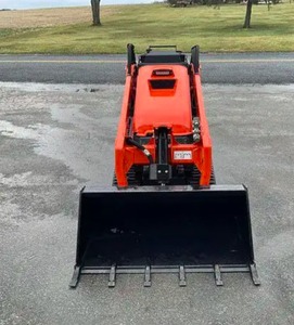 Mini-chargeuse compacte Kubota SCL1000 avec livraison gratuite, incluant le moteur, la pompe et les composants principaux du moteur - Product Image 4