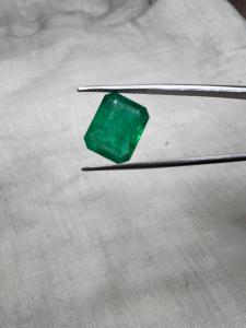 Émeraude octogonale naturelle de 4,91 carats, vert feuille riche, pierre précieuse non montée, provenant de Zambie - Product Image 1