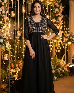 Salwar Kameez élégant noir de longueur classique, en Georgette lourde, broderie et travail manuel, col en V, pour soirée, matériaux recyclés, traditionnel - Product Image 1