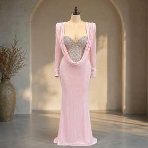 Robe de soirée sirène élégante pour femme en satin rose, ornée de cristaux et de strass, avec corset, col en V classique, longueur ras du sol et traîne drapée en queue de poisson - Product Image 1