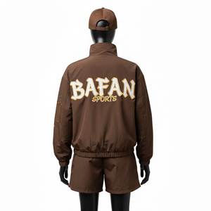 ชุดเซ็ตเสื้อแจ็คเก็ตกันลมผ้าโพลีเอสเตอร์พรีเมียมน้ำหนักเบา ผ้าทอเรียบ สีน้ำตาล แต่งแถบสไตล์ยูทิลิตี้ พิมพ์โลโก้ตามสั่ง ไซส์พลัส - Product Image 2