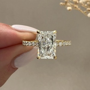 Anillo de Compromiso de Lujo con Corte Radiante en Oro Amarillo de 14k, con Halo Oculto y Banda Pavé, Certificado IGI y Claridad VVS - Product Image 5