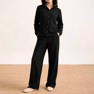 Conjunto Deportivo Premium para Mujer, Transpirable, Camiseta y Pantalones Negros Texturizados, Corte Holgado, Conjunto de Dos Piezas Estético Negro - Product Image 1