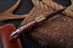 Couteau de poche pliant avec lame en damas, manche en bois et laiton, aigle gravé, avec étui en cuir - Product Image 5
