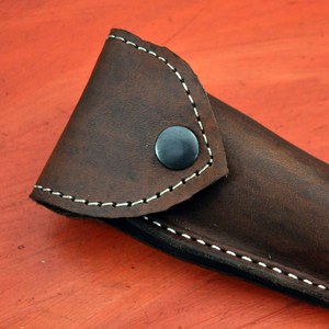 Cuchillo de caza de acero de Damasco con hoja de punta caída, perilla para el pulgar y mango de hueso, para uso en camping al aire libre. - Product Image 6