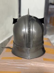 Casque médiéval Chevalier Noir, Armure en acier gothique, Casque de guerrier portable, Cadeau de costume de cosplay - Product Image 5