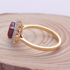 Anillo de Diamantes con Halo de Rubí Corte Cojín Certificado por IGI en Oro de 18K - Product Image 2