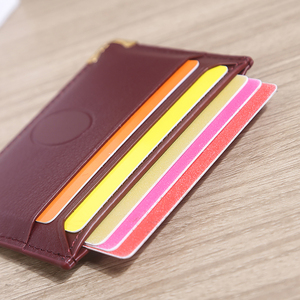 Tarjetero Delgado de Cuero PU, Diseño Minimalista para Tarjetas de Crédito, 4 Pulgadas, Color Borgoña con Esquinas Doradas - Product Image 6