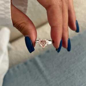 Bague à trois pierres en diamant rose fantaisie de 2,5 carats en forme de cœur, diamant rose bébé unique cultivé en laboratoire, certifié IGI - Product Image 4