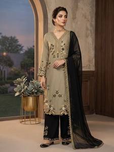 Ensemble prêt-à-porter brodé de créateur, comprenant un haut romain, un pantalon palazzo et un dupatta, entièrement cousu. - Product Image 3