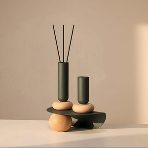 Ensemble porte-encens Dark Towers, sur des anneaux en bois et un plateau incurvé, pour contenir des bâtonnets parfumés pour une expérience olfactive moderne - Product Image 1