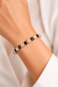 กำไลข้อมือเทนนิสเคลือบทอง 18K สำหรับผู้หญิง รุ่นคลาสสิกจาก ELVORA GEMS ประดับด้วยเพชรซิร์คอนสีดำใสแบบสลับกัน ตัวเรือนแบบ Bezel Setting เหมาะสำหรับงานแต่งงาน - Product Image 3