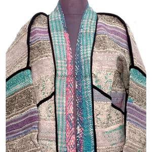 เสื้อแจ็คเก็ตผ้าฝ้ายถักคุณภาพดี ระบายอากาศได้ดี สไตล์วินเทจ คันธา สำหรับผู้หญิง ตกแต่งกระดุมด้วยมือ เหมาะสำหรับฤดูหนาว ฤดูใบไม้ร่วง ฤดูใบไม้ผลิ แขนยาว - Product Image 3