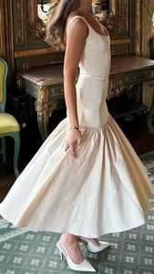 Robe midi sculptée à col dégagé et taille basse en popeline de coton, coupe sirène évasée, style corset à empiècements d'inspiration architecturale - Product Image 3