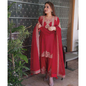 Ensemble de costume de soirée pour femmes avec broderie et paillettes, avec un code élégant pour les occasions - Product Image 3