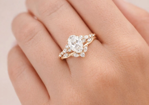 Bague de fiançailles et de mariage chrétienne de luxe en or rose avec diamant solide de laboratoire IGI et halo en platine, bijou unique et personnalisé - Product Image 3