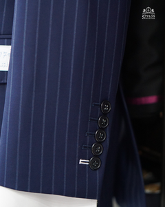 Colección Stylo: Traje de Negocios para Hombre, Azul Marino, con Rayas Finas, Mezcla de Lana, Antiarrugas, Cuello Redondo, Corte Regular, Origen Italiano - Product Image 3